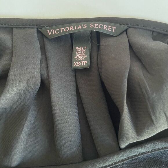 Victoria’s Secret Black Pleated Satin Back Blouse. - Picture 6 of 7
